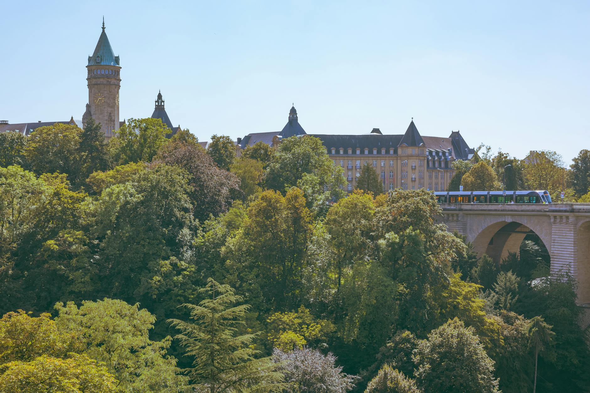 How Luxembourg can compete with Ireland for the UCITS market leadership - A comparative review